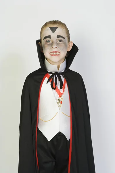 Αγόρι που είναι ντυμένος με κοστούμι Δράκουλα για Απόκριες — Φωτογραφία Αρχείου