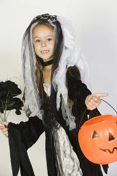 Chica en traje de Halloween sosteniendo linterna de calabaza — Foto de Stock