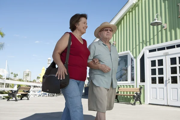 Senior koppel lopen arm in arm — Stockfoto