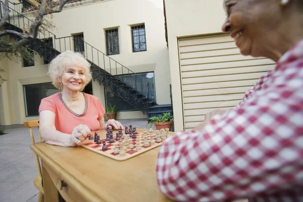 Starší ženy hrají šachy — Stock fotografie