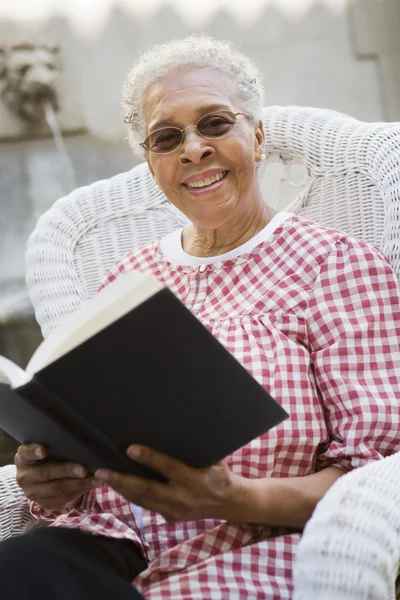 African american kobieta senior z książki — Zdjęcie stockowe