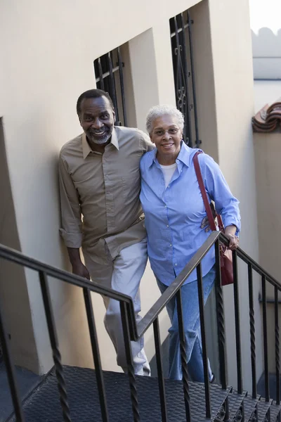 Äldre par gå i trappor — Stockfoto