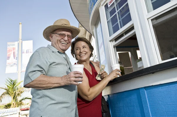 Idősebb pár italt élelmiszer vásárlás állni — Stock Fotó