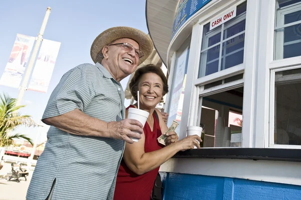 Gärna äldre par på gatukök — Stockfoto