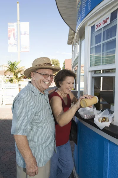 Coppia anziana che acquista hot dog allo stand alimentare — Foto Stock