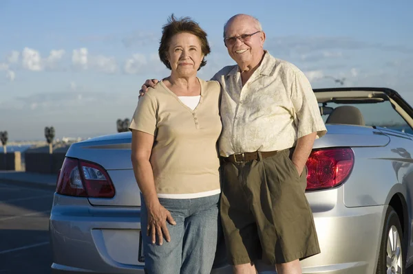 Seniorenpaar steht gegen Auto — Stockfoto