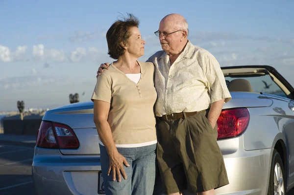 Romantische senior koppel staan voor auto — Stockfoto