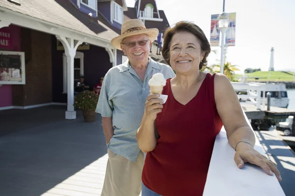 Couple aîné avec femme tenant de la crème glacée — Photo