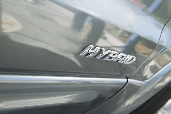 Signe sur la voiture hybride — Photo