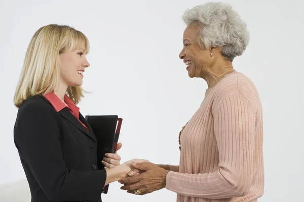 Счастливая пожилая женщина встречается с финансовым советником — стоковое фото