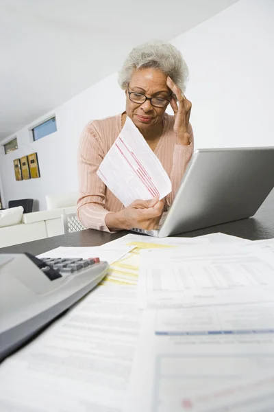 Femme âgée préoccupée par les finances de la maison — Photo