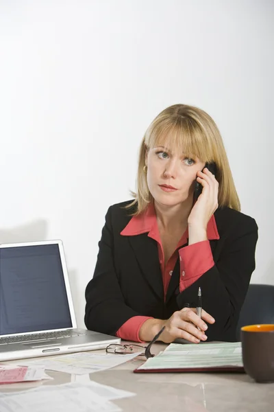 Asesor financiero usando teléfono celular — Foto de Stock