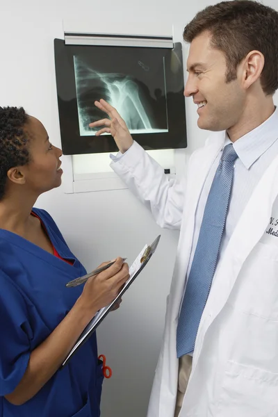 Doctors Discussing X-Ray Report — Stock Photo, Image