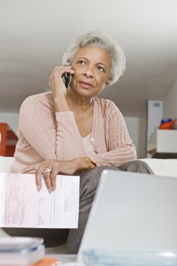 sonriendo a adulto senior con auricular de teléfono