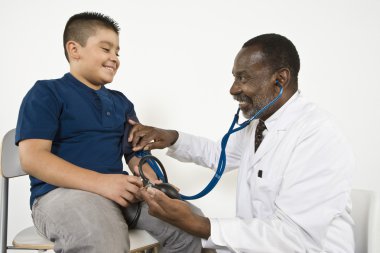Doktor kontrol çocuğun kan basıncı