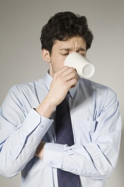 genç adam çay içme