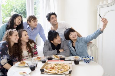 kendi kendine portre fotoğrafı alarak arkadaş grubu