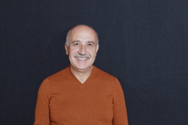 Gülümseyen yaşlı adamın portresi