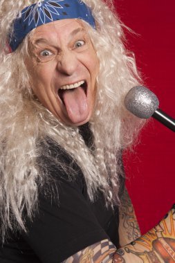 üst düzey müzisyen kırmızı zemin şarkı söylerken komik surat Close-Up