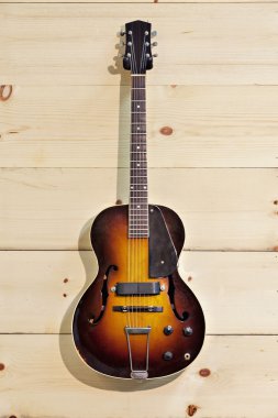 akustik gitar müzik mağazasında