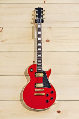Gitar duvarın üzerinden etiketle