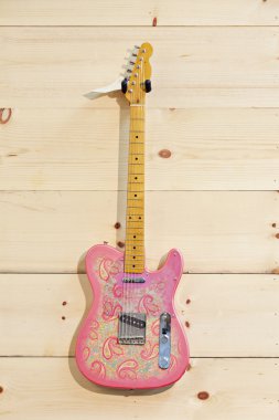 Pembe desenli gitar 