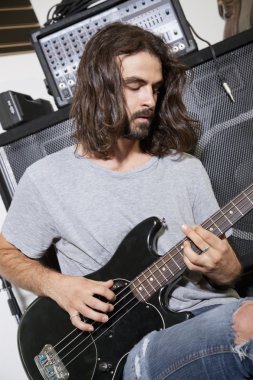 erkek müzisyen gitar çalmak