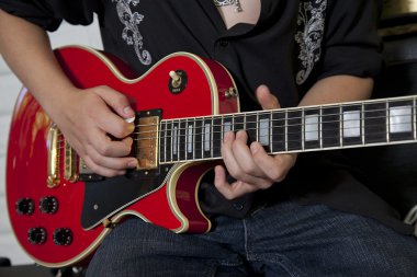 yakın çekim genç kadın gitar çalmak