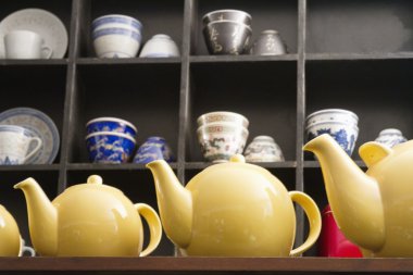 Sarı çay su ısıtıcılar düşük açılı görünümü