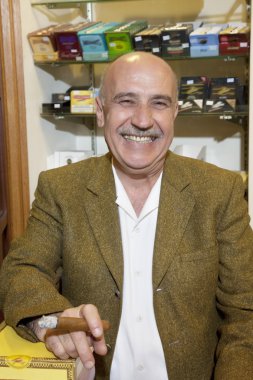 Tütün Dükkanı yasaktır puro bir mutlu olgun sahibi portresi