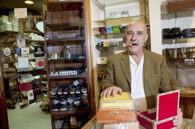 Olgun adam sigara sigara ile göstermek arka planda portresi
