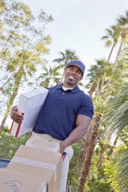 mutlu teslim erkek paketleri ile düşük açılı görünüş