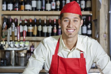 gülümseyen yakışıklı genç barmen portresi çubuk