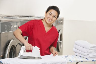 neşeli bir genç yaş laundromat Ütü portresi