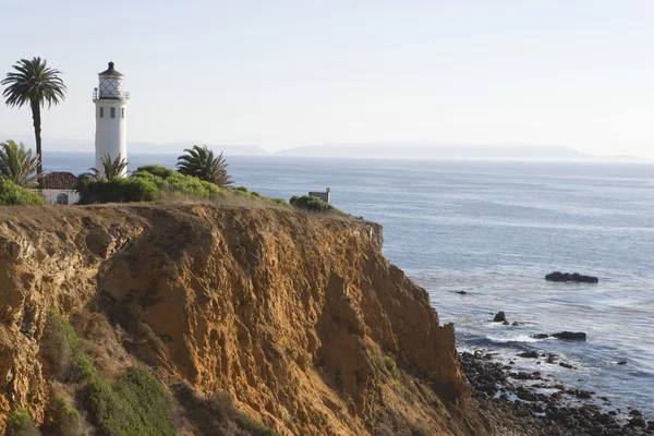 Pigeon point lighthouse på klippa — Stockfoto