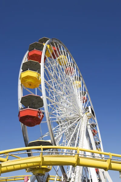 Ferris roue contre ciel bleu — Photo