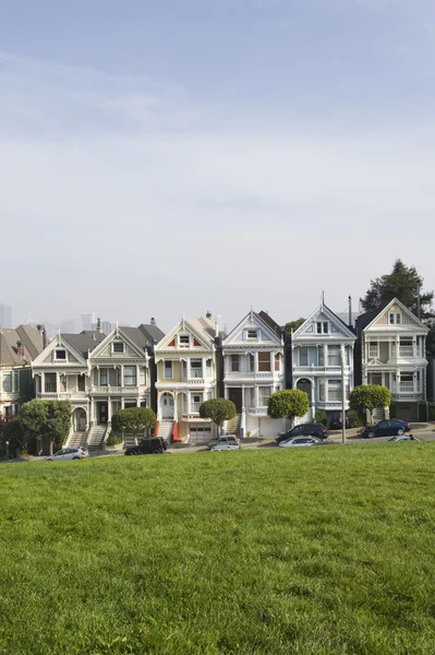 Ряд викторианских домов в Сан-Франциско — стоковое фото