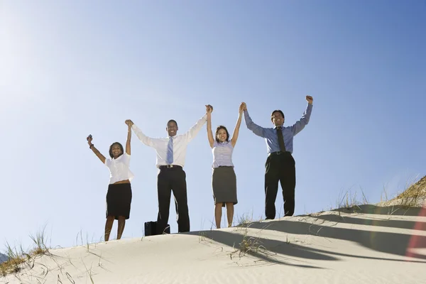 Business Cheering nel deserto — Foto Stock