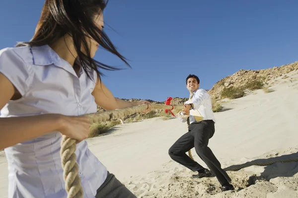 Empresarios jugando remolcador de guerra — Foto de Stock