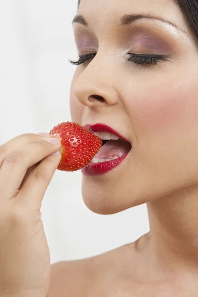 Verführerische Frau isst Erdbeere — Stockfoto