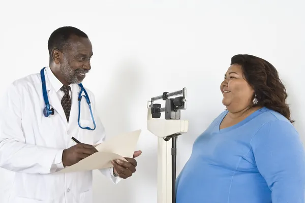 Médico Examinando Peso do Paciente — Fotografia de Stock