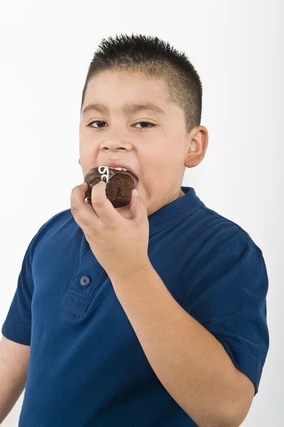 Ung pojke äta cookie — Stockfoto