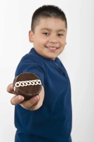 Preadolescent jongen bedrijf cookie — Stockfoto