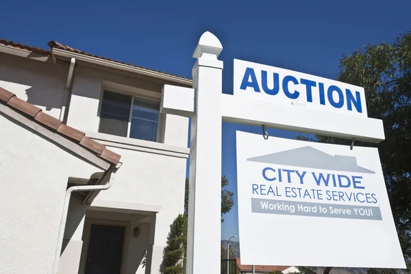 Auction Sign Outside House — Stock Photo, Image