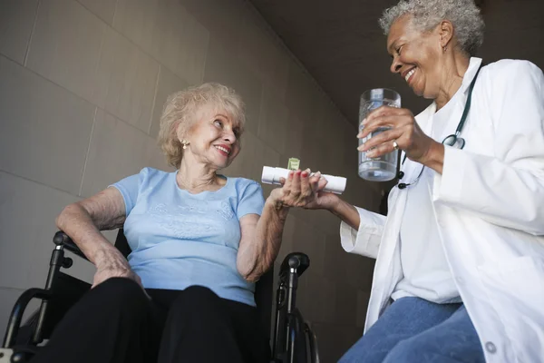 Лікар дає ліки інвалідам пацієнту — стокове фото