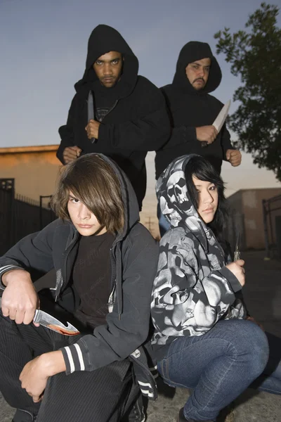 Skupina mladých pózuje s noži — Stock fotografie