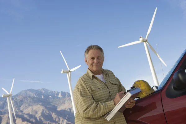 Äldre man som arbetar på wind farm — Stockfoto