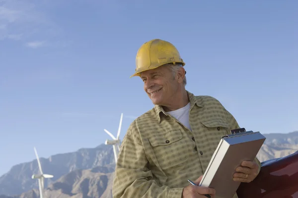 Äldre man som arbetar på wind farm — Stockfoto