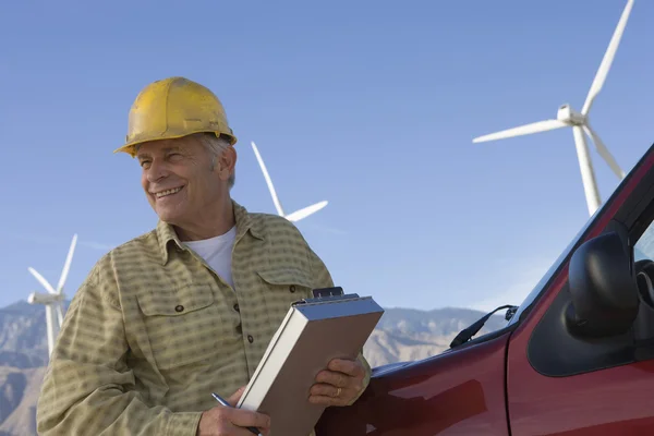 Äldre man som arbetar på wind farm — Stockfoto