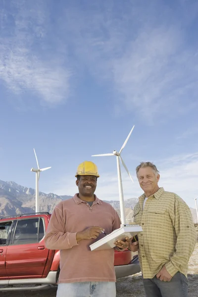 Männer arbeiten im Windpark — Stockfoto